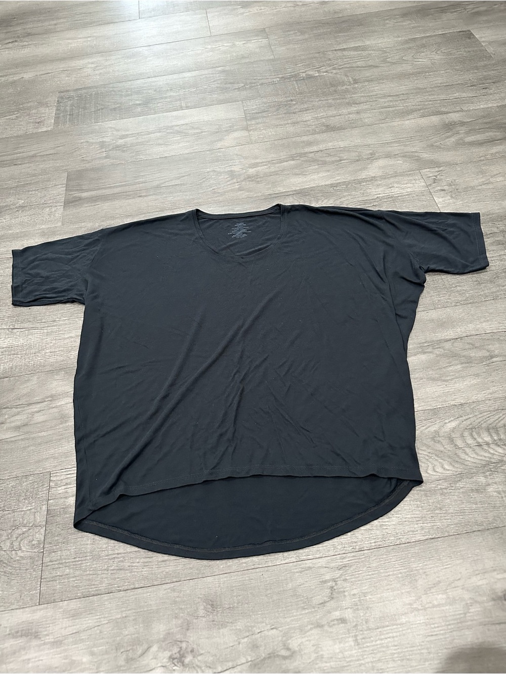 Relaxed V-Neck Short Sleeve Tee in Black